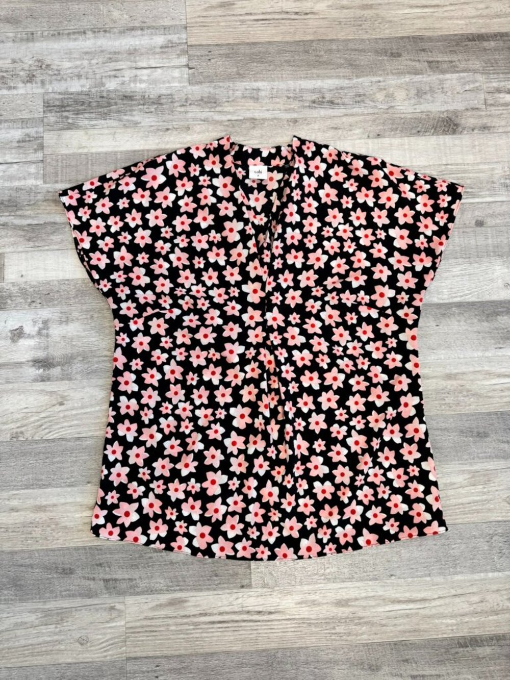 Cabi black pink floral oversized short sleeve blouse V-neck size medium P37